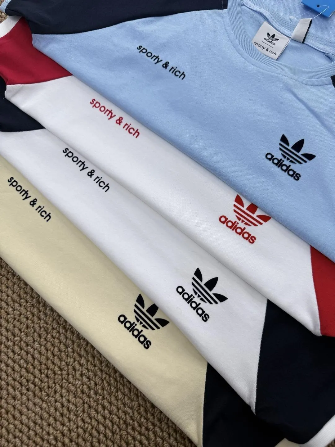 Adidas women's clover printed patchwork color short sleeves, the colors at Adidas counters are becoming more and more magical, the summer limited release New Arrival short sleeves, 220g pure cotton customized light color fabric, embroidered logo on the chest. Simple but not simple, with a sense of trend. Versatile is durable, does not crack or peel off. It is a must-have item for summer wear. It is super nice for couples to take photos with best friends, showing different personal styles. Can be matched with couples. Style number: A 224# Size: XS-XL Color: Light Blue, Beige, White Red, White Blue, [Fabric]: Double yarn, embroidered logo